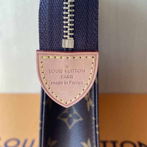 LOUIS VUITTON Toiletry Pouch 26 - Monogram Leather - Picture 3 of 7